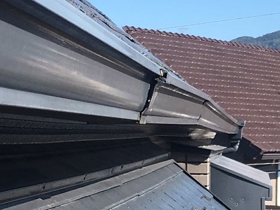 台風の影響で屋根の雨樋がはずれてしまったお宅の様子
