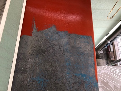 アルミサイディングの外壁の下塗りの様子