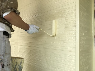 チョーキングが酷いお家の本塗りの様子