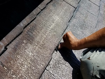 ひび割れたスレート屋根の塗装工事の排水箇所の様子