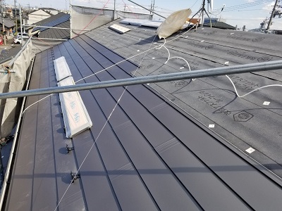 ソーラーパネルのあるお宅の屋根重ね葺き工事施工中の様子