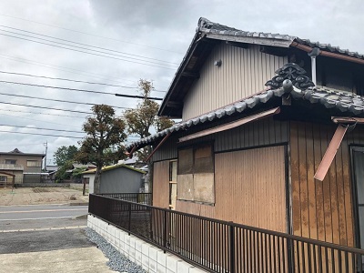 経年劣化で破損した雨樋の様子