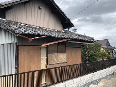 経年劣化で破損した雨樋の様子