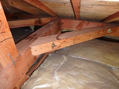 湿気で腐ってしまっている屋根裏の写真