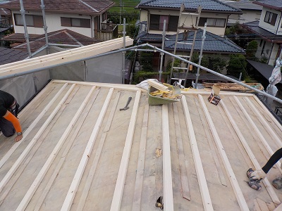 既存の野地板の上に骨組を新設していく様子