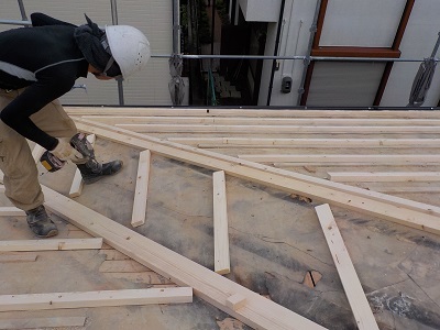 既存の野地板の上に骨組を新設していく様子