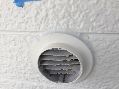 通気口のシーリングの下地処理の様子