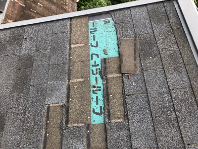 屋根材が飛散した屋根の様子