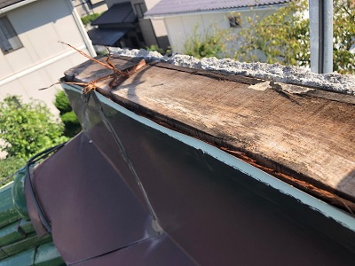 先日の台風によって屋根の板金が飛んでしまった様子
