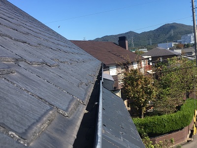 台風の影響で屋根の雨樋がはずれてしまったお宅の様子