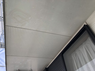 外壁が斑模様になってしまったお家の現地調査の様子