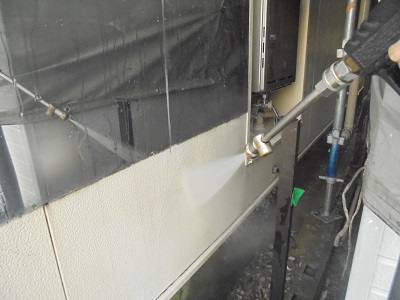 外壁の洗浄の様子