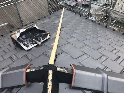 棟垂木にシルガードを施工する様子