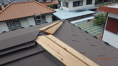 棟包み板金の修繕の現地調査の様子