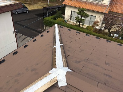 棟包み板金の修繕の応急処置の様子