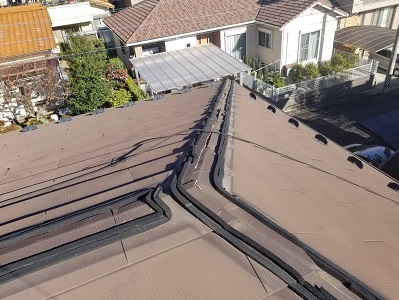 棟包み板金工事の様子