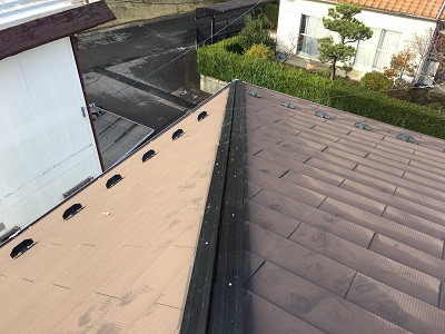 棟包み板金工事の様子