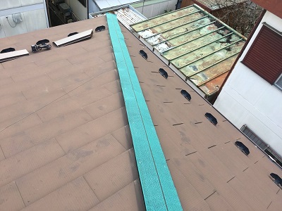 棟包み板金工事の様子