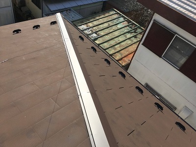 棟包み板金工事の様子