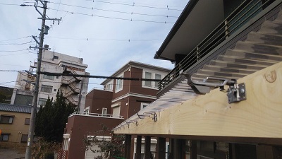 雨樋を新設するテラスに鼻隠し板に軒金具を設置した様子