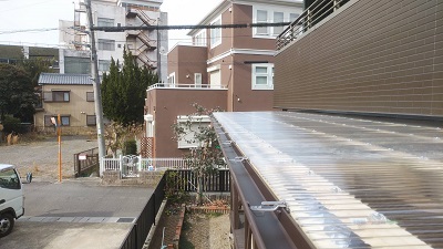 雨樋を新設するテラスに吊金具を設置した様子