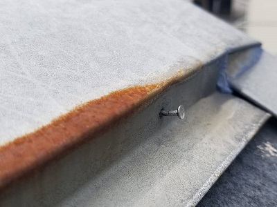 台風の強風によって屋根の一部が飛んで無くなっているお宅の現地調査の様子