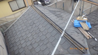 台風被害による板金飛散の工事の施工中の様子