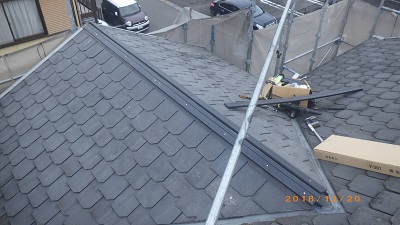 台風被害による板金飛散の工事の施工中の様子