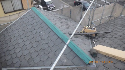 台風被害による板金飛散の工事の施工中の様子