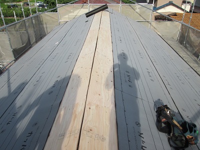 防水シートを貼っている屋根