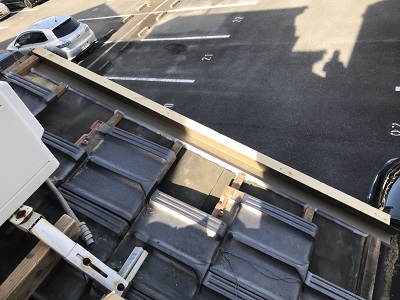 平板瓦の補修の様子