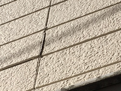 外壁現地調査の外壁材の反りの様子