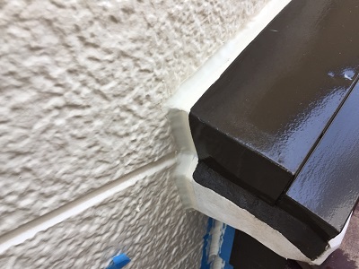 屋根のつなぎ目のシーリング工事の様子