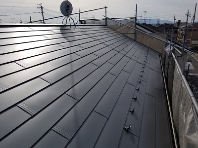 ソーラーパネルのあるお宅の屋根重ね葺き工事施工後の様子