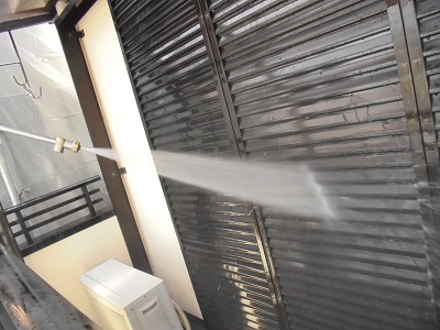 雨戸の洗浄の様子