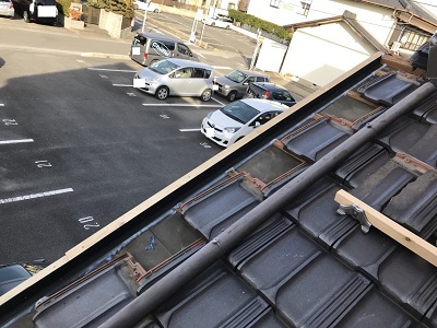 平板瓦の補修の様子