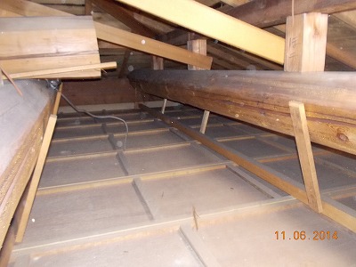 屋根断熱材設置前の小屋裏