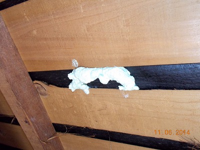 防水シートの破れを発砲ウレタンで補修