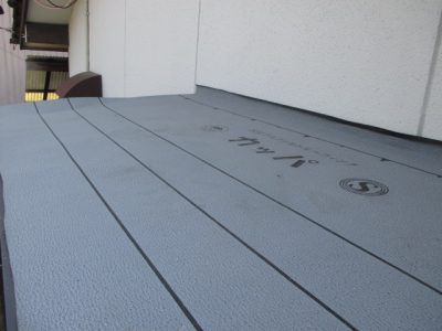 下地の上に防水シートを張りました