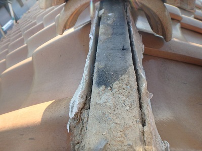 漆喰のはがれがあるお宅の屋根診断の様子