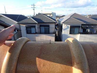 漆喰のはがれがあるお宅の屋根診断の様子