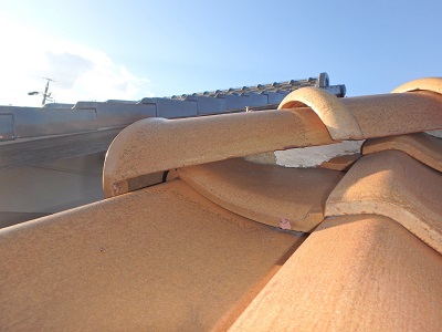 漆喰のはがれがあるお宅の屋根診断の様子