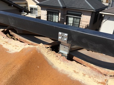 垂木と漆喰を交換する棟組み替え工事の様子