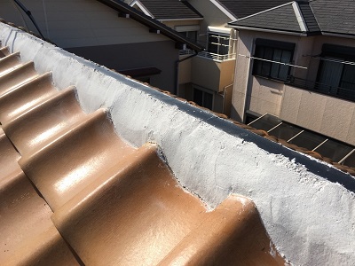 垂木と漆喰を交換する棟組み替え工事の様子