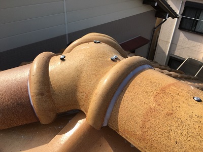 垂木と漆喰を交換する棟組み替え工事の様子