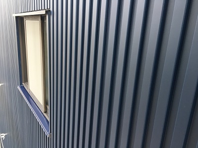 金属サイディング　倉庫　外壁