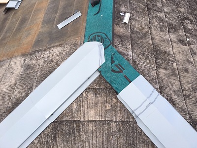 屋根板金部分の修繕工事中の様子