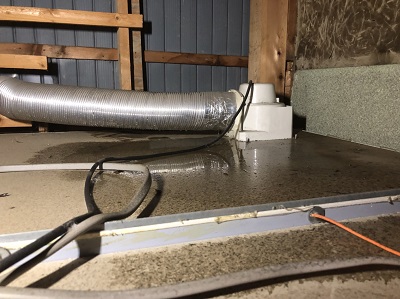 水浸しのお風呂の天井裏