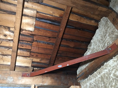 増築部分の穴からの雨漏れ