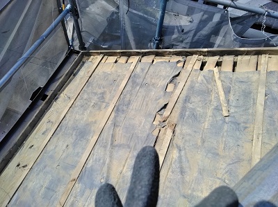 防水シートをめくったところ